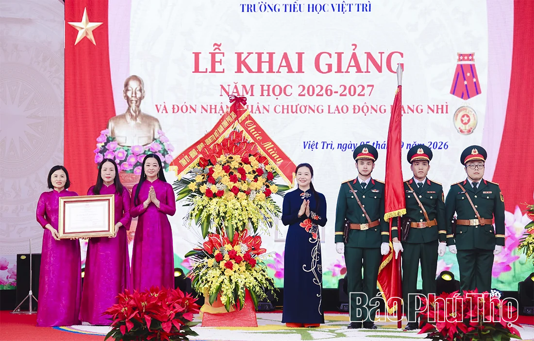 Trường Tiểu học Việt Trì khai giảng năm học mới, đón nhận Huân chương Lao động hạng Nhì