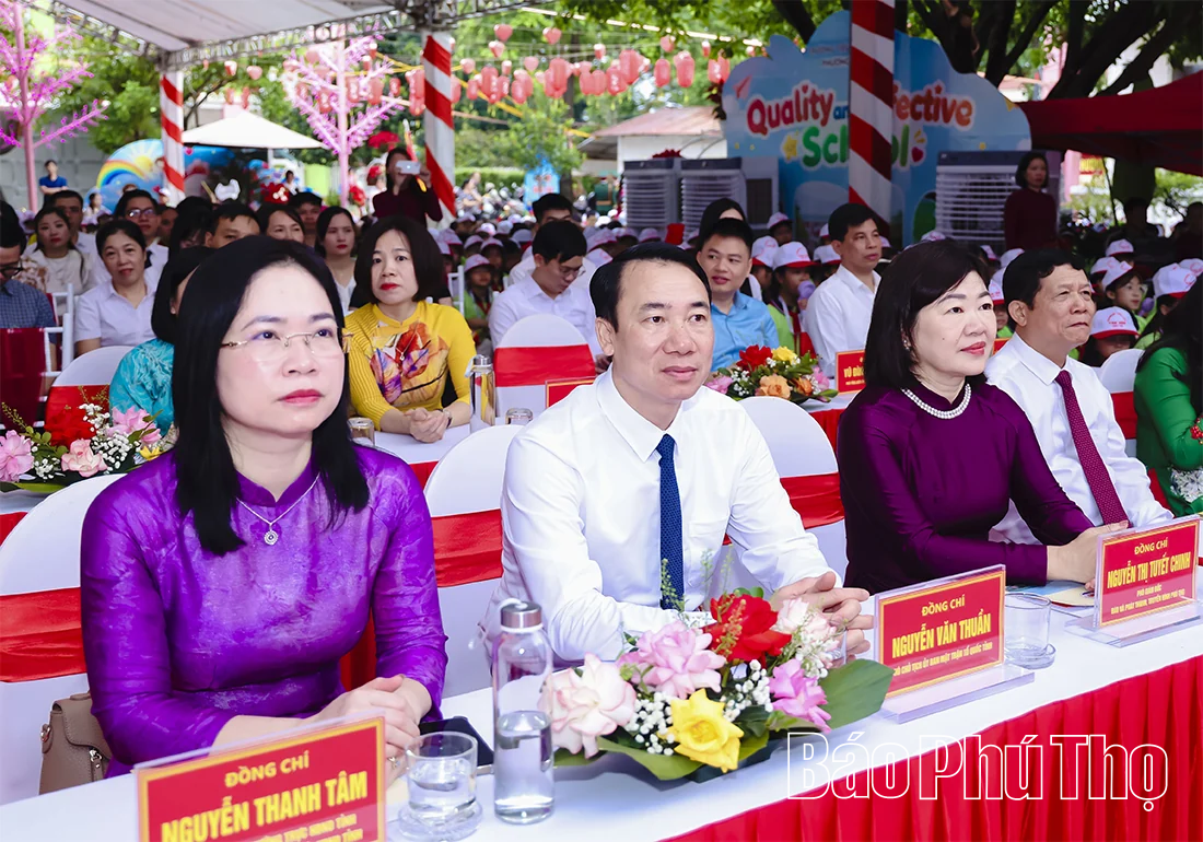 Trường Tiểu học Việt Trì khai giảng năm học mới, đón nhận Huân chương Lao động hạng Nhì