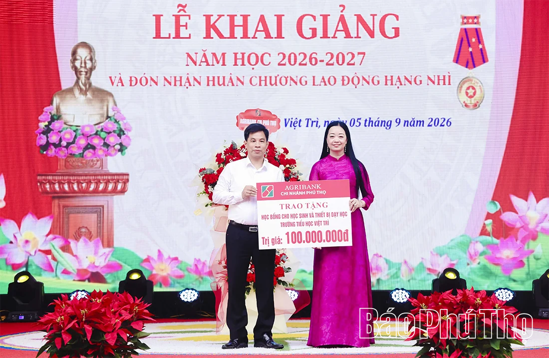 Trường Tiểu học Việt Trì khai giảng năm học mới, đón nhận Huân chương Lao động hạng Nhì