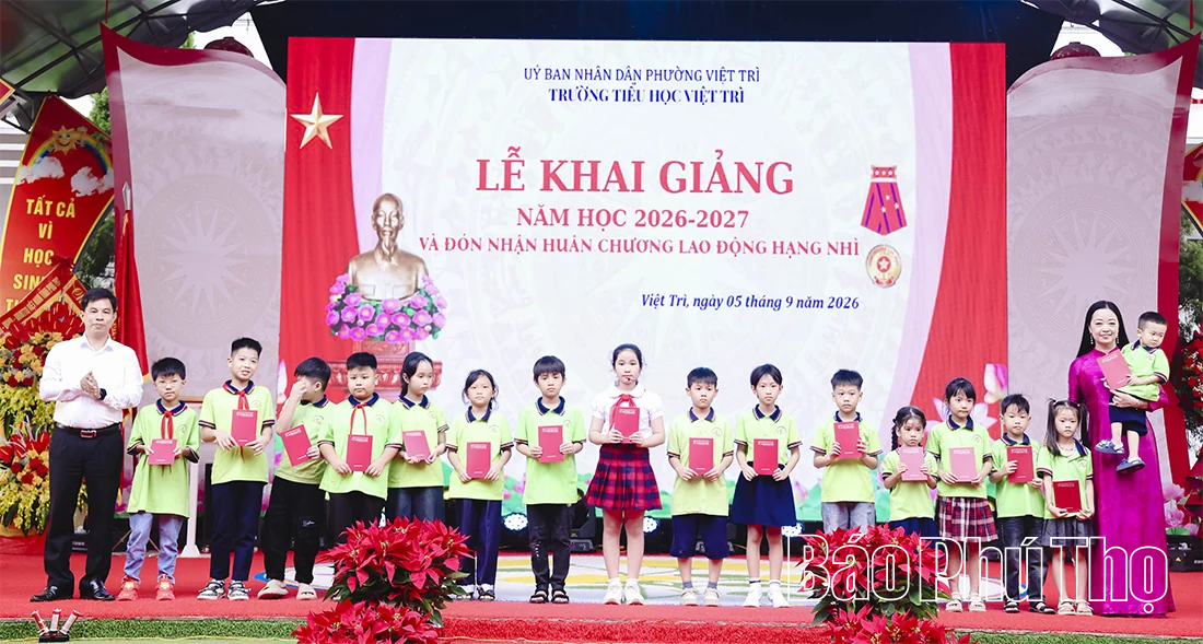 Trường Tiểu học Việt Trì khai giảng năm học mới, đón nhận Huân chương Lao động hạng Nhì